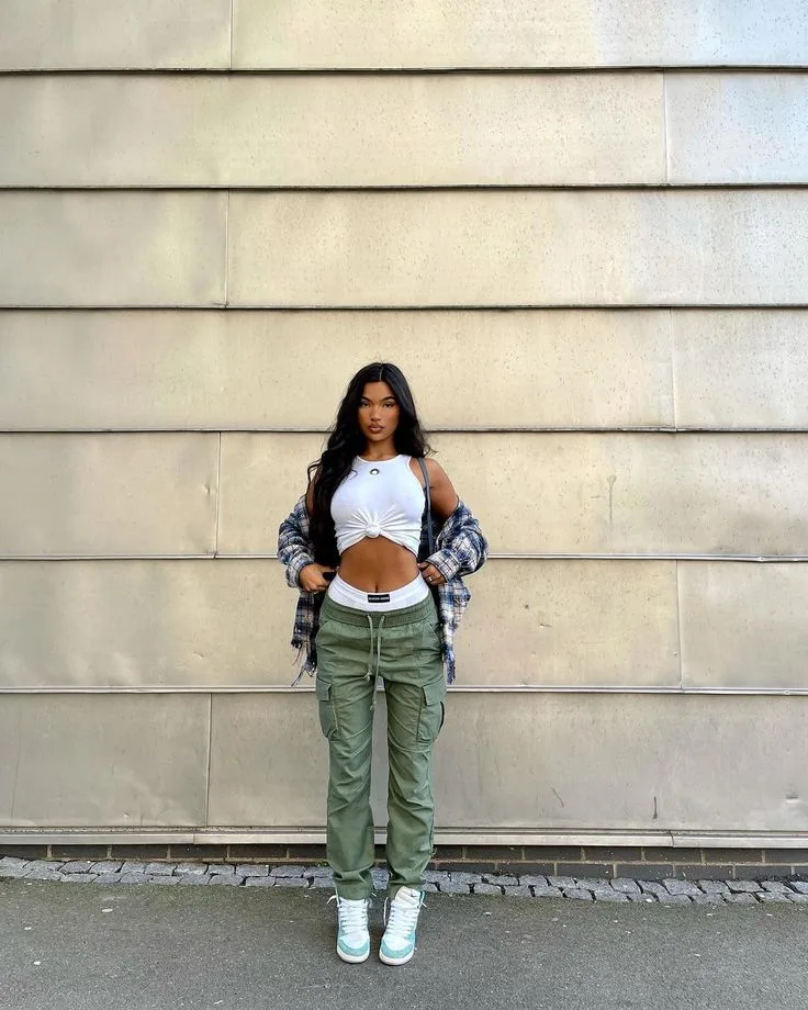 Instagram-Baddie-Cargo-Pants-Outfit